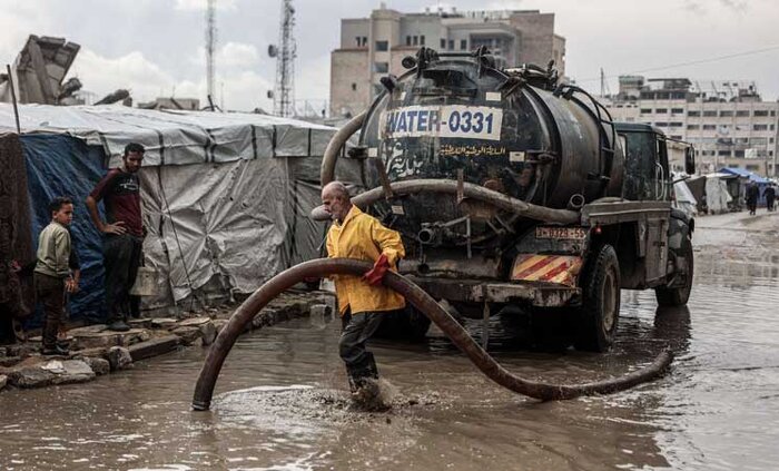 چادرهای غزه زیر باران؛ کودکان در سرما میلرزند + فیلم و عکس