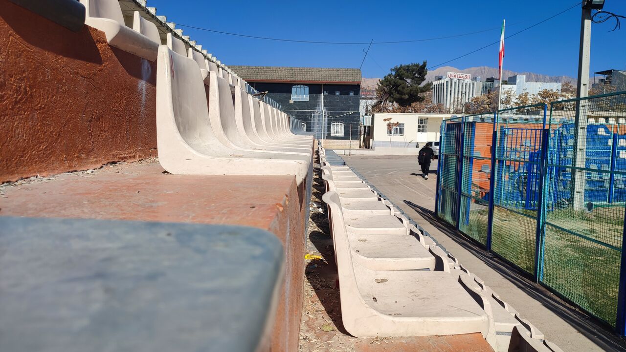 فیلم| صندلی‌های بهم چسبیده ورزشگاه یاسوج!