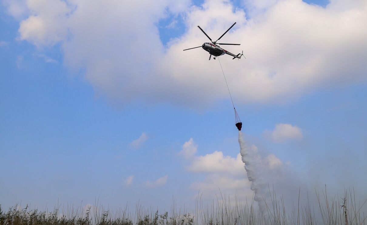 فیلم | آبگیری بالگرد از دریا برای مهار آتش در جنگل چالوس