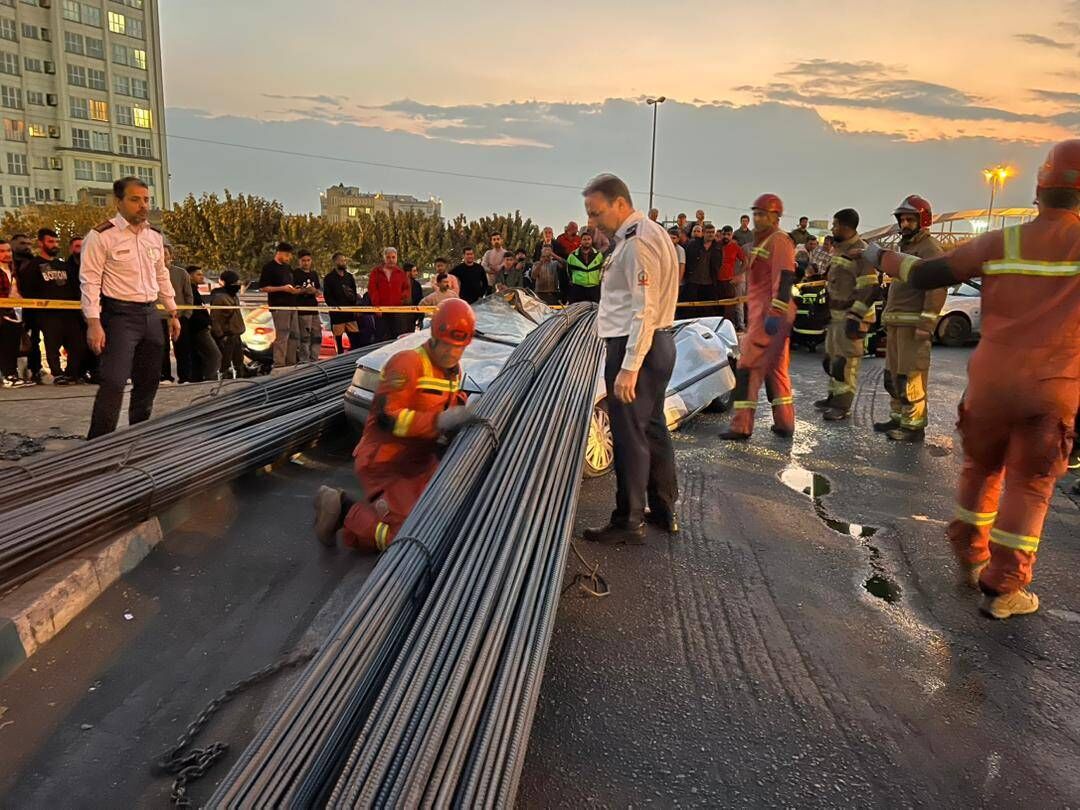 واژگونی کامیون در بلوار کوهسار تهران؛ یک نفر مصدوم شد