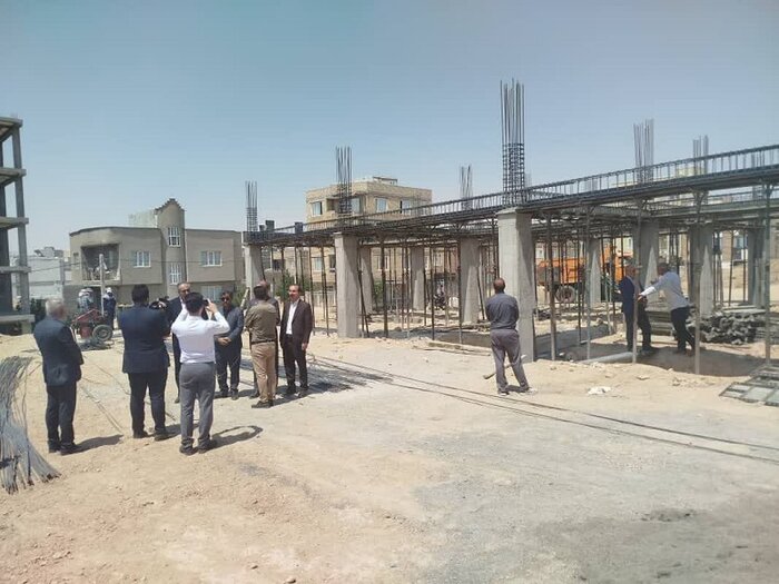 از اشک تا آجر، مادری که نام دخترش را بر دیوار مدرسه جاودانه کرد +فیلم