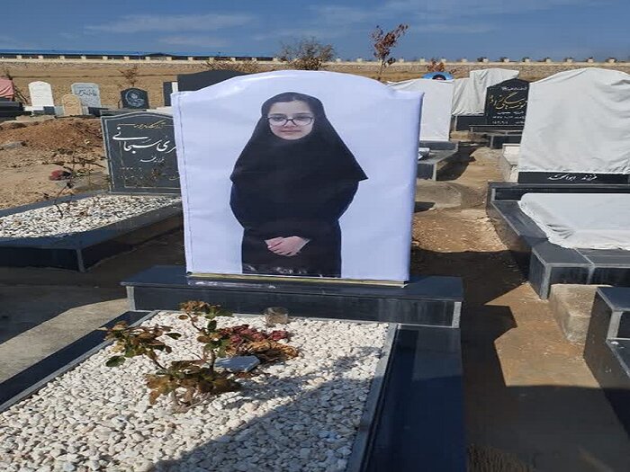 از اشک تا آجر، مادری که نام دخترش را بر دیوار مدرسه جاودانه کرد +فیلم