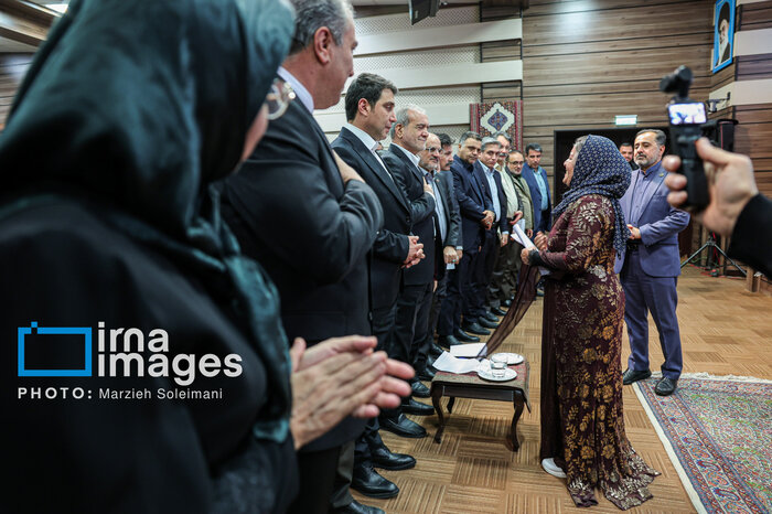 از اشک تا آجر، مادری که نام دخترش را بر دیوار مدرسه جاودانه کرد +فیلم