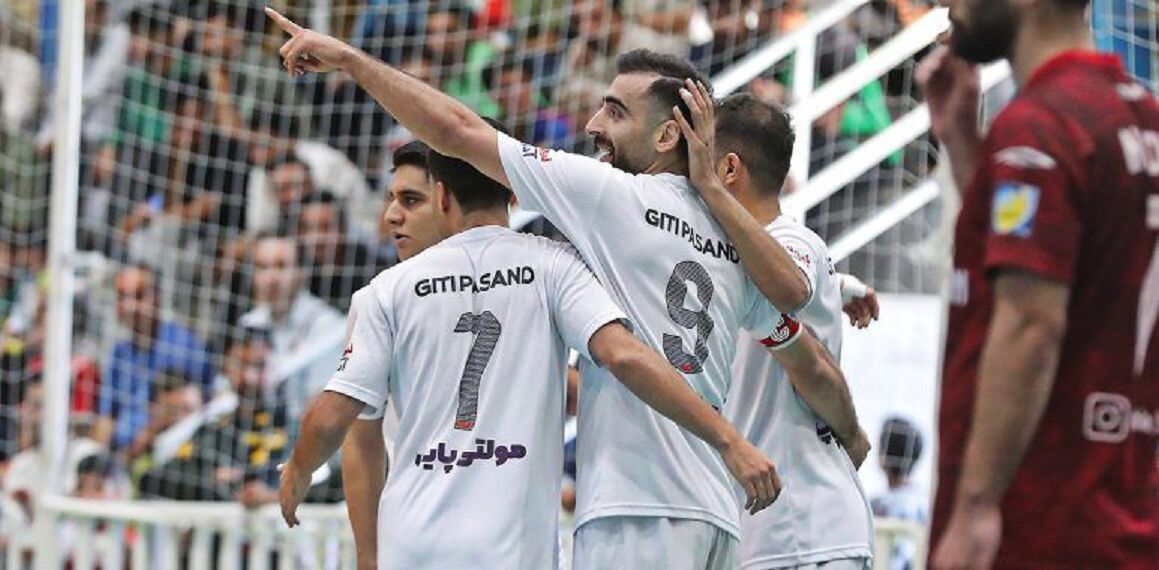 تسویه حساب خانگی گیتی پسند با فولاد زرند در افتتاحیه نیمفصل دوم