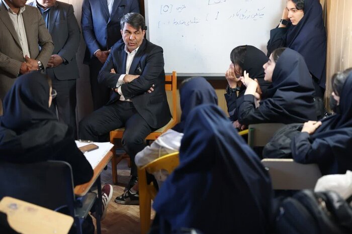 پایان تحصیل دانش‌آموزان هنرستان فدک کرمان در کانکس به همت مسئولان استان