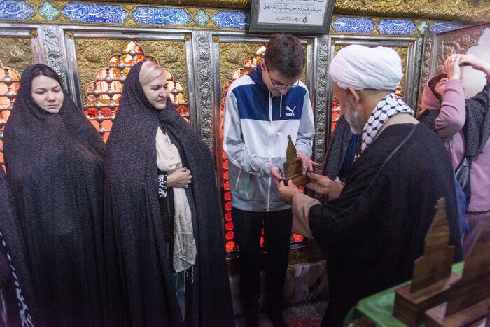 گردشگران خارجی در امامزاده ابراهیم (ع) بابلسر با هدیه چادر بدرقه شدند