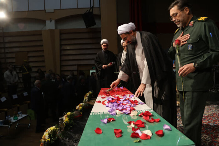 امام جمعه همدان: شهدا به عنوان الگوهای واقعی غیرت معرفی شوند