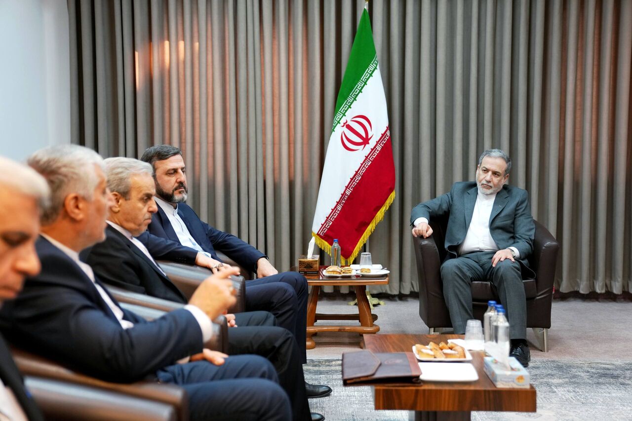 Araghchi meets Iranian envoys to Caspian Sea littoral states