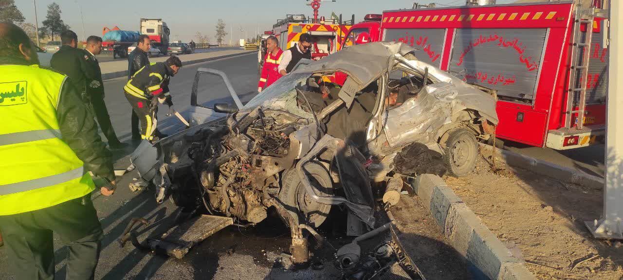 ۲ کشته و ۳ مصدوم در برخورد زنجیره‌ای سه خودرو در محور زرین‌شهر – فولادشهر