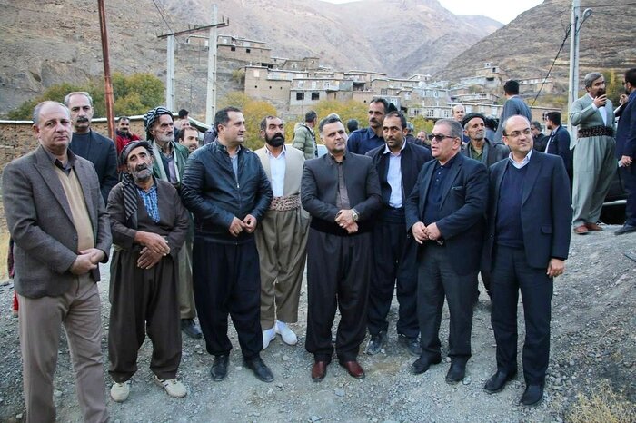 کلنگ‌زنی زمین چمن مصنوعی روستای گلین سنندج