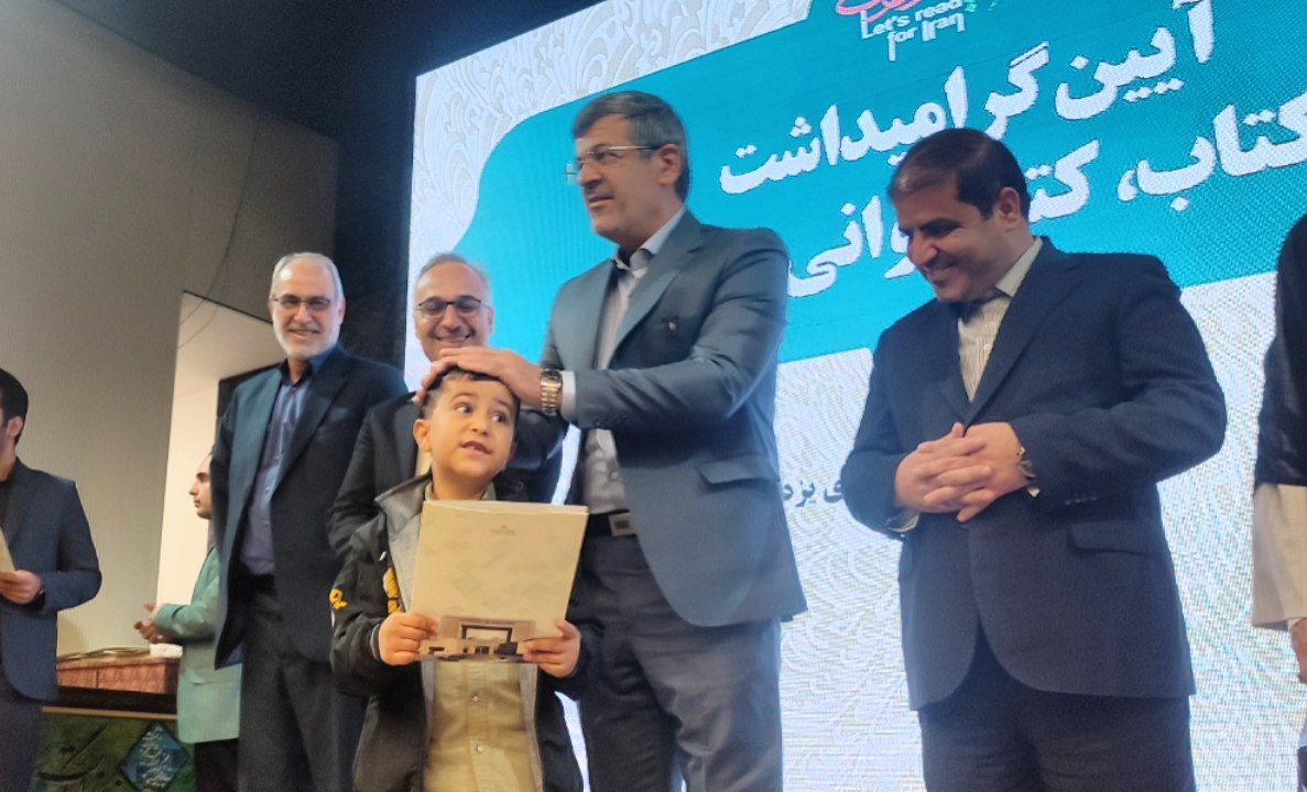 استاندار: کتاب راه درست رسیدن به موفقیت را نشان می‌دهد + فیلم