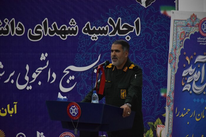 دانشجویان بسیجی در عرصه‌های علمی و فرهنگی پیشگام باشند