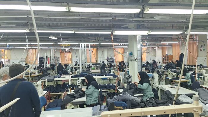 بازدید وزیر تعاون از یک کارخانه تولید پوشاک در کرج