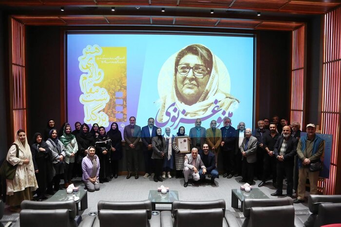 نشان درجه یک هنری برای دوبلور زن