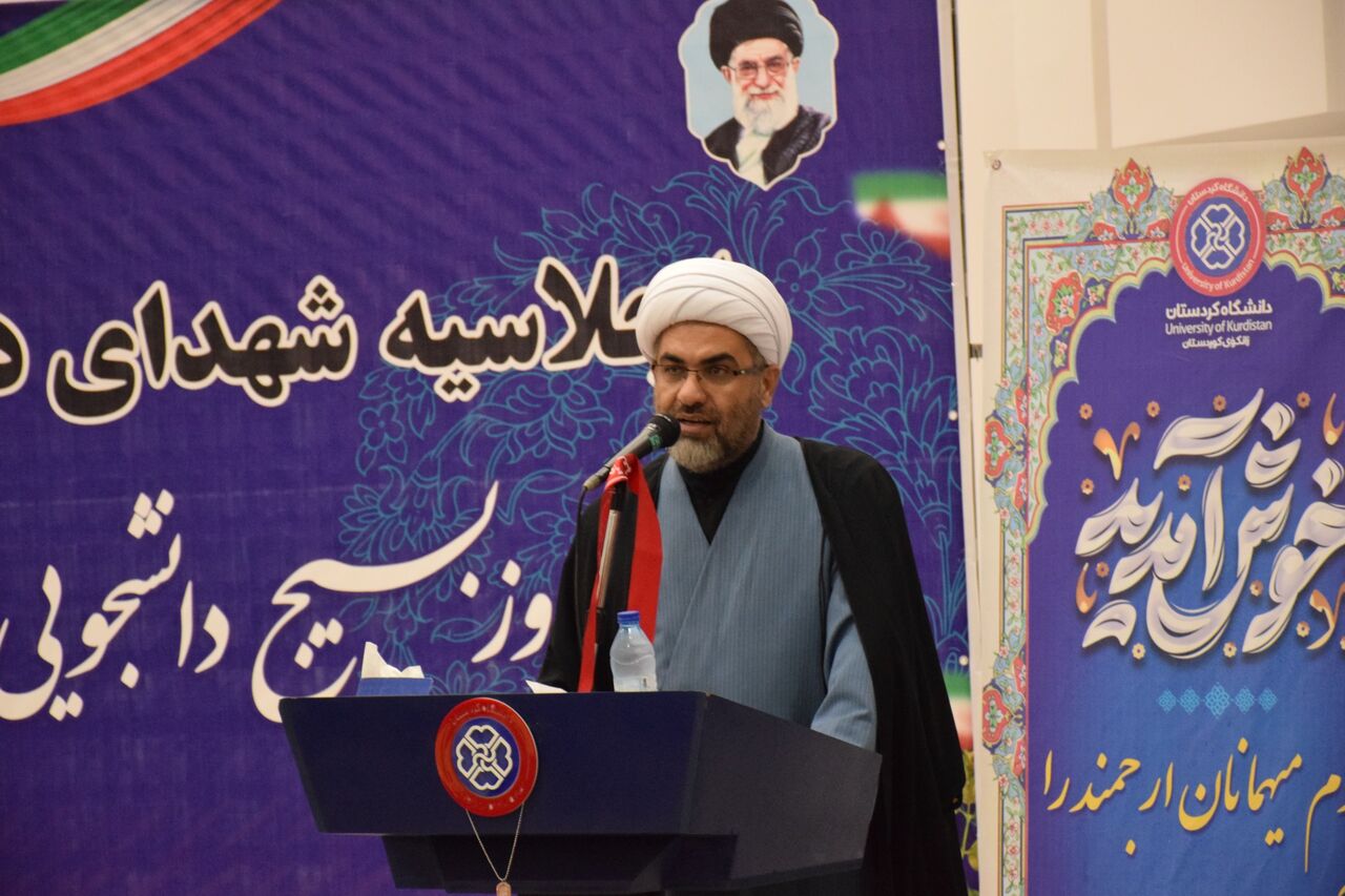 دانشجویان بسیجی در عرصه‌های علمی و فرهنگی پیشگام باشند