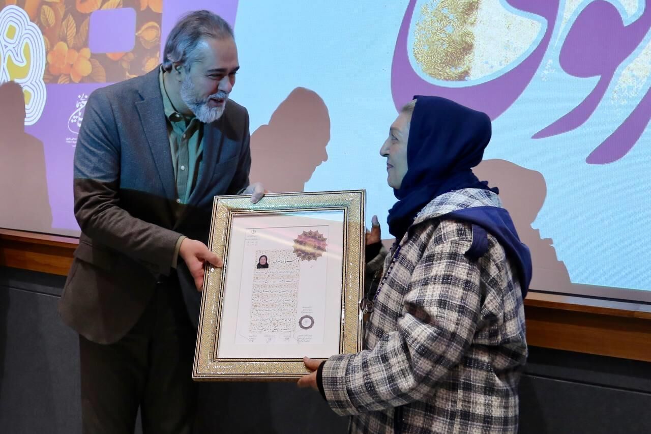 نشان درجه یک هنری برای دوبلور زن