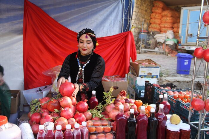 برگزاری شکرانه برداشت انار در روستای ساتیاری پاوه/رویدادی برای پاسداشت فرهنگ اصیل اورامان