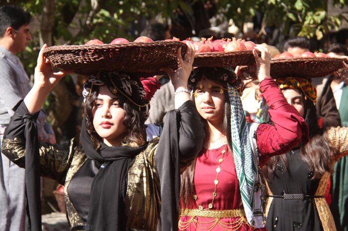 برگزاری شکرانه برداشت انار در روستای ساتیاری پاوه/رویدادی برای پاسداشت فرهنگ اصیل اورامان