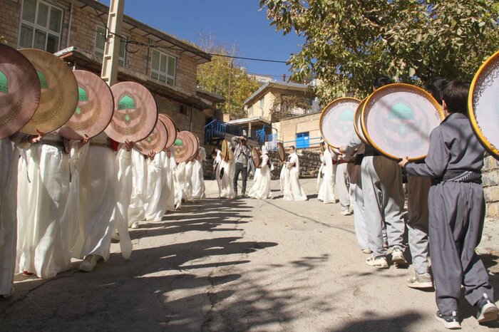 برگزاری شکرانه برداشت انار در روستای ساتیاری پاوه/رویدادی برای پاسداشت فرهنگ اصیل اورامان