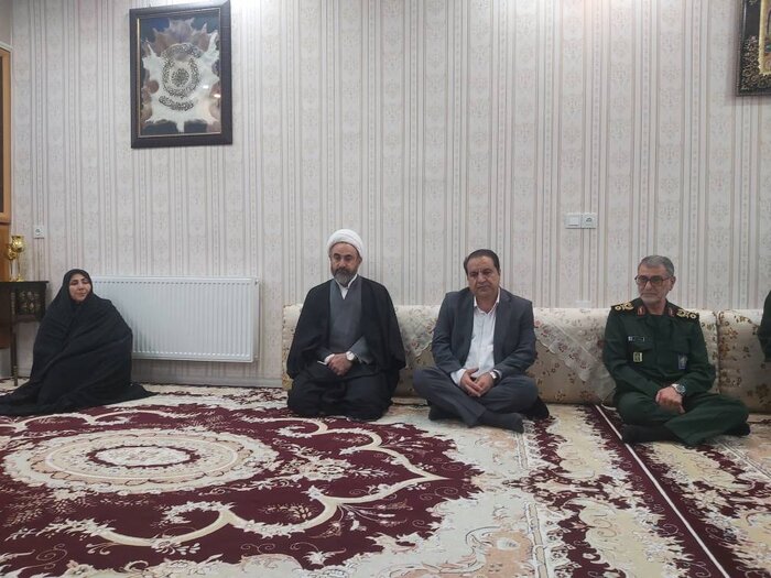 دیدار امامجمعه و استاندار ایلام با خانوادههای شهدا و جانباز دوران دفاع مقدس