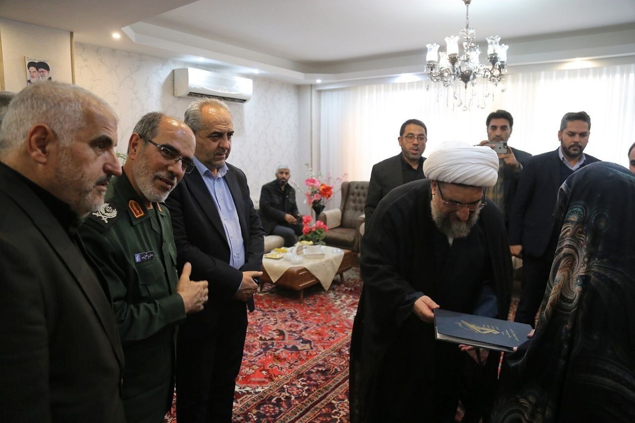 دیدار و تکریم خانواده شهدای بسیجی تبریز در روز نخست هفته بسیج