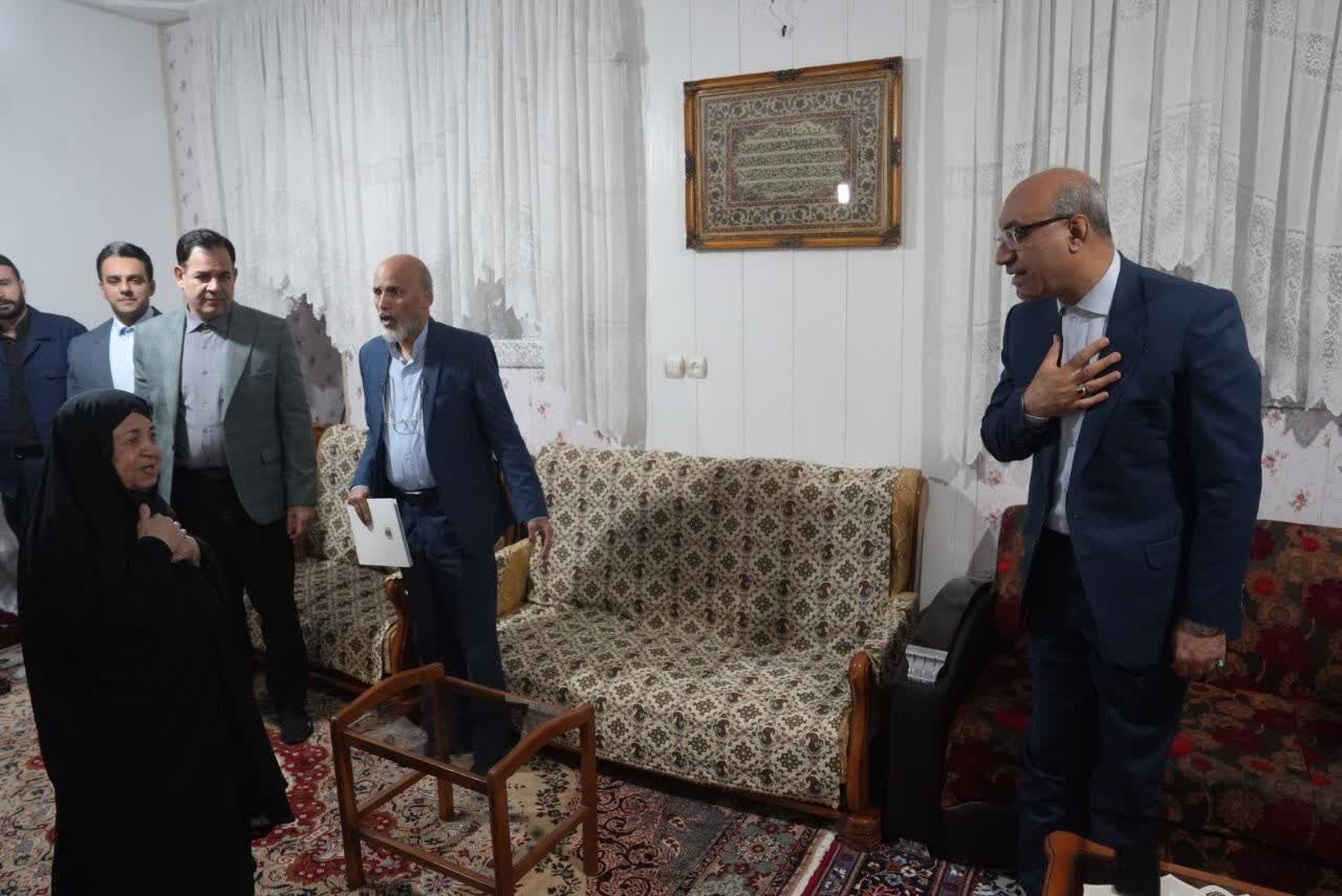 استاندار کرمانشاه با خانواده شهیدان والامقام «زینت‌شعار و امیریان» دیدار کرد