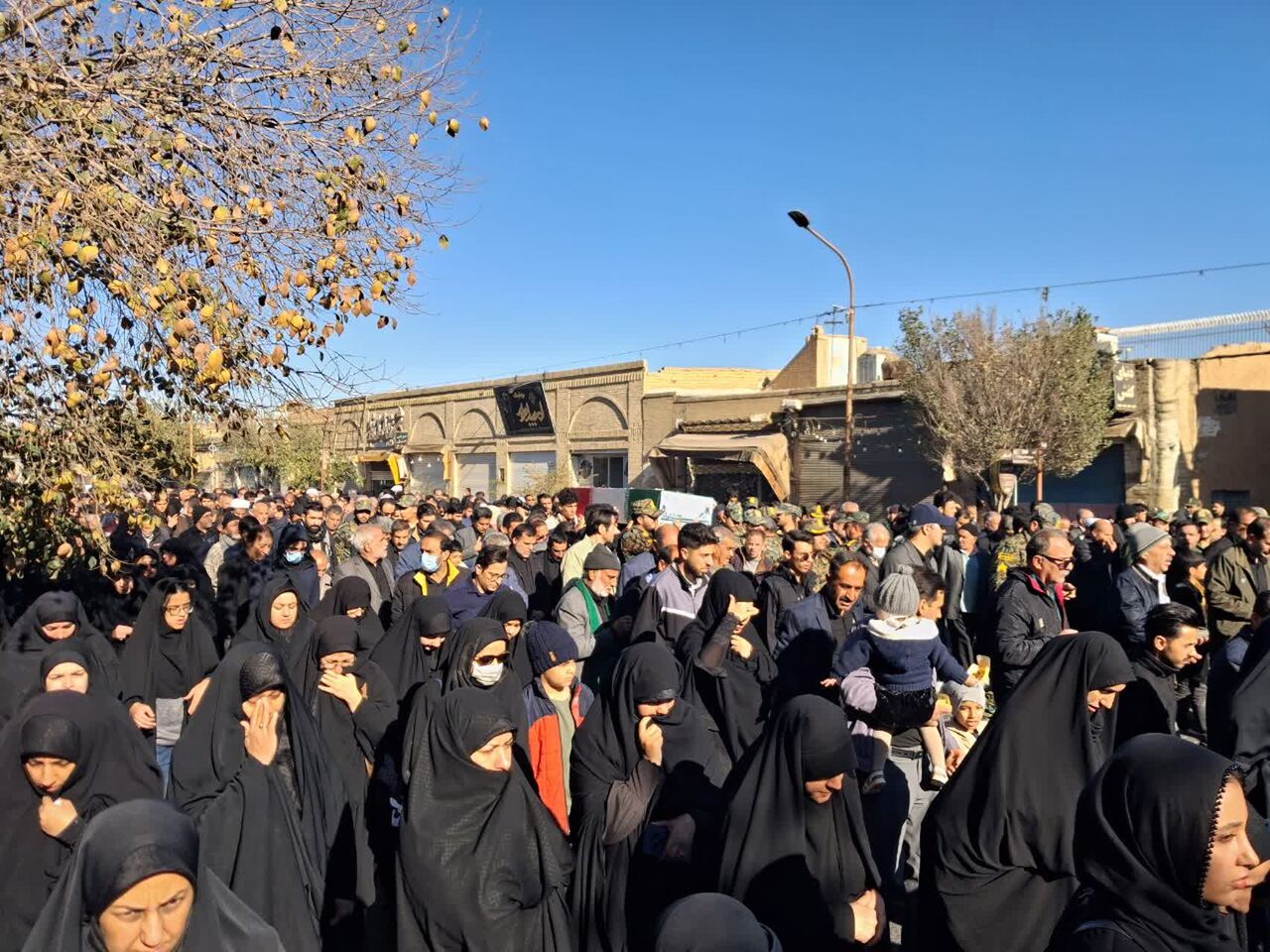 خیزش عاشورایی یزدی‌ها در بدرقه هفت شهید گمنام + فیلم