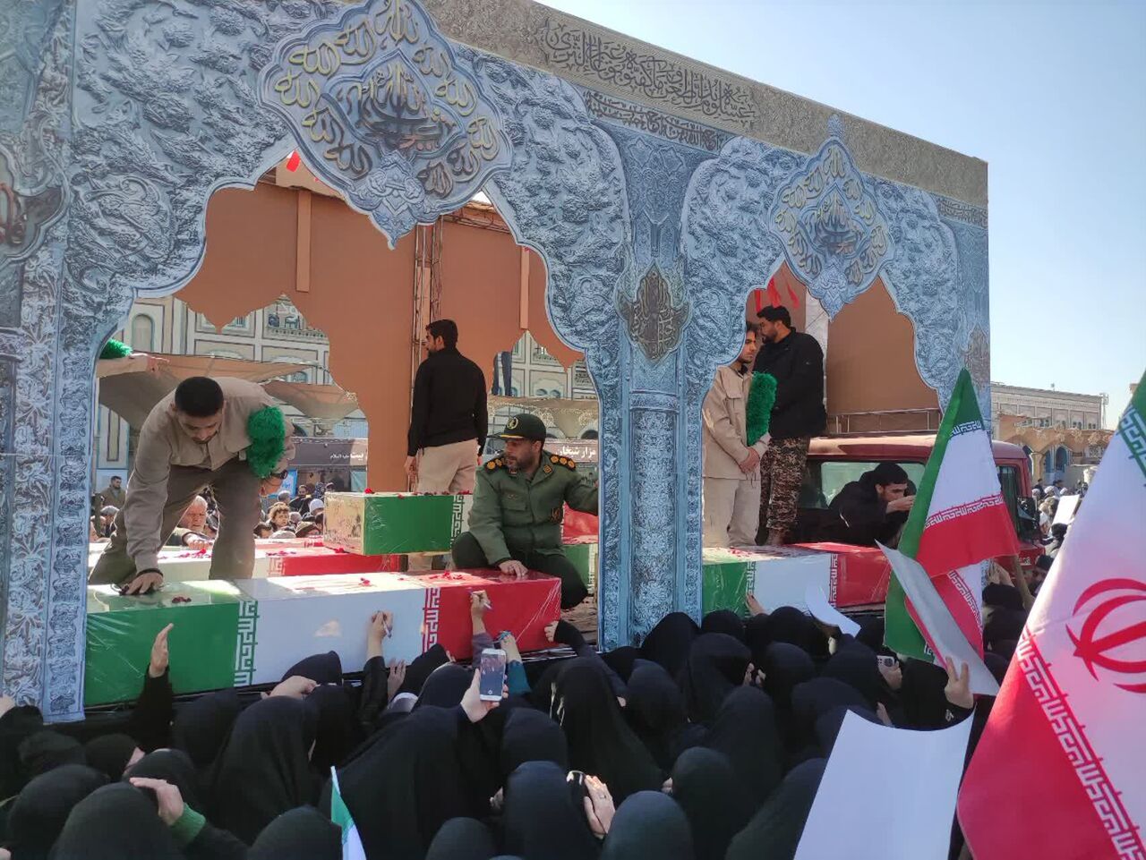 پیکرهای مطهر هفت شهید گمنام دفاع مقدس در قم تشییع شد