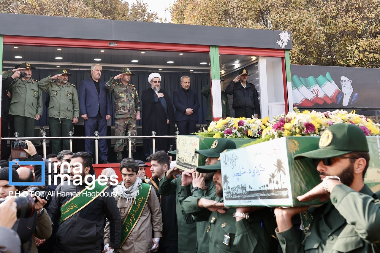 تشییع پیکر مطهر چهار آلاله گمنام بر دوش مردم تبریز