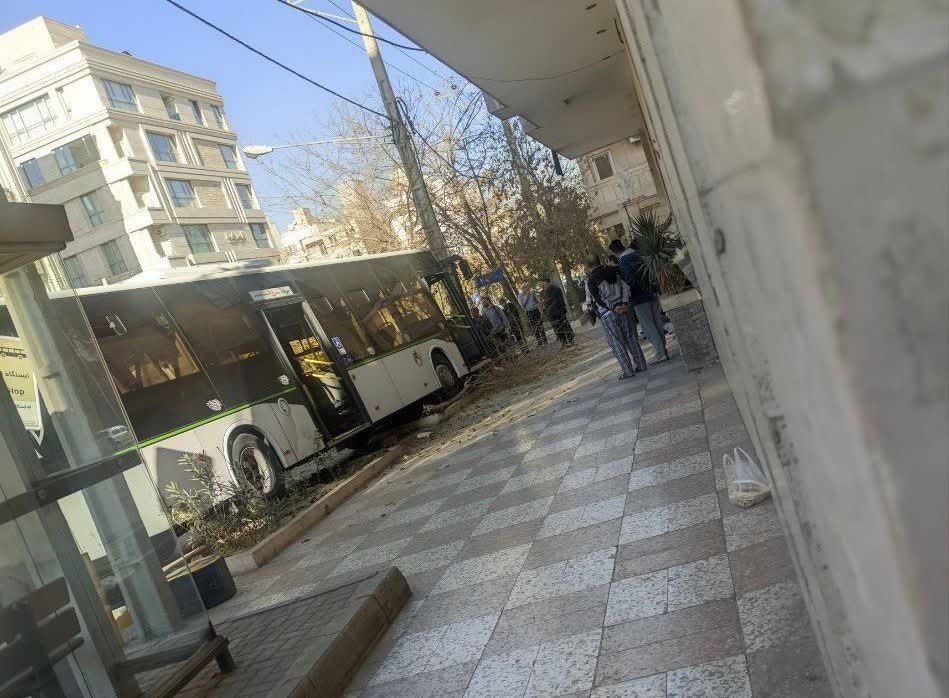 انحراف اتوبوس شهری در مشهد حادثه آفرید