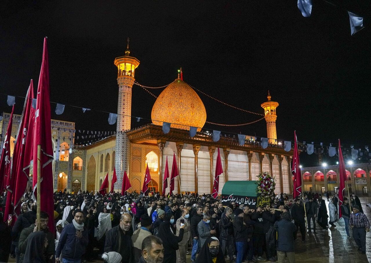 لاله‌گردانی خدام شاهچراغ(ع) در شام غم‌انگیز فاطمیه