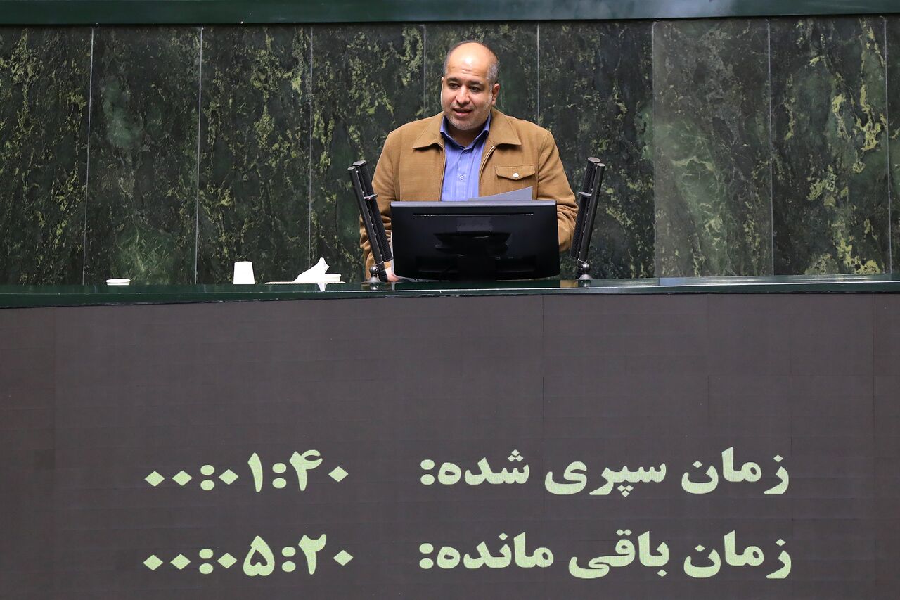 نماینده تهران: پول‌های مردم به جیب فوتبالیست‌های درجه‌چندم خارجی می‌رود