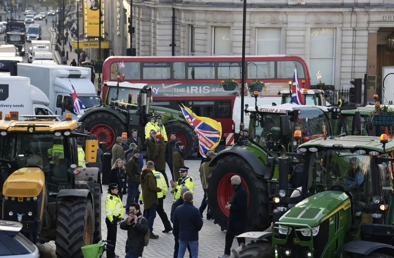 میدان پارلمان انگلیس صحنه اعتراض به برنامه‌های اقتصادی دولت استارمر شد