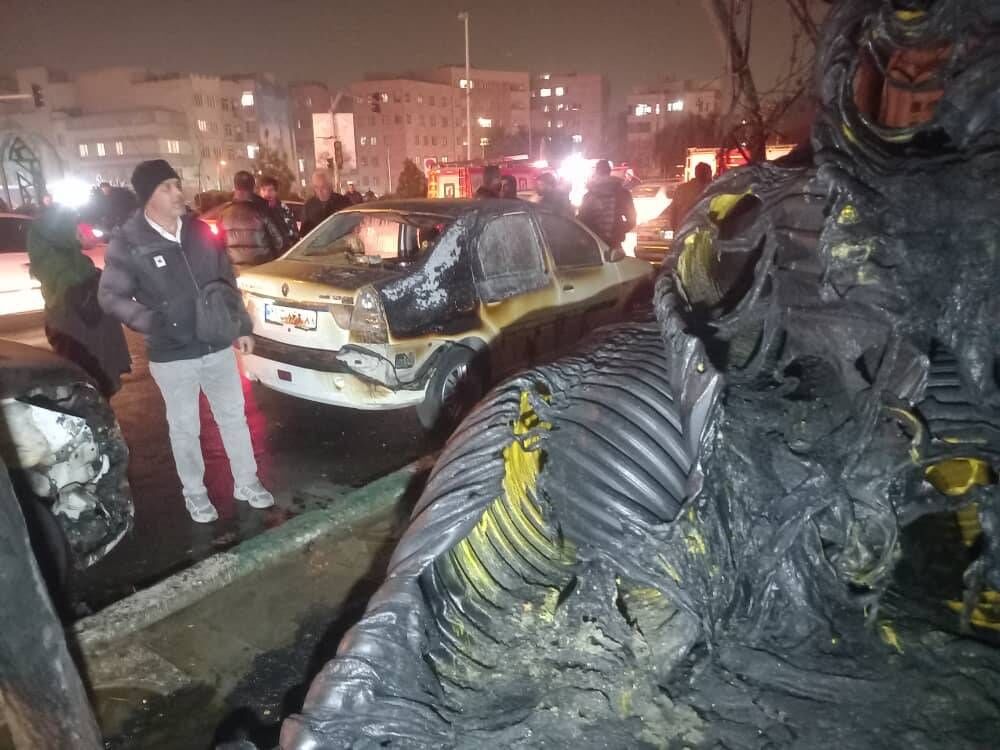 خسارت آتش‌سوزی به چهار دستگاه خودرو در تهران؛ آتش‌نشان مصدوم شد