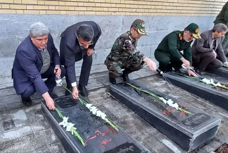 مزار شهدای سنندج غبارروبی و عطرافشانی شد