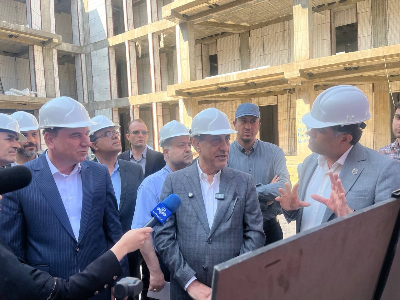 معاون رئیسجمهور از روند ساخت مدرسه ۱۸ کلاسه در بوشهر بازدید کرد معاون رئیسجمهور از روند ساخت مدرسه ۱۸ کلاسه در بوشهر بازدید کرد