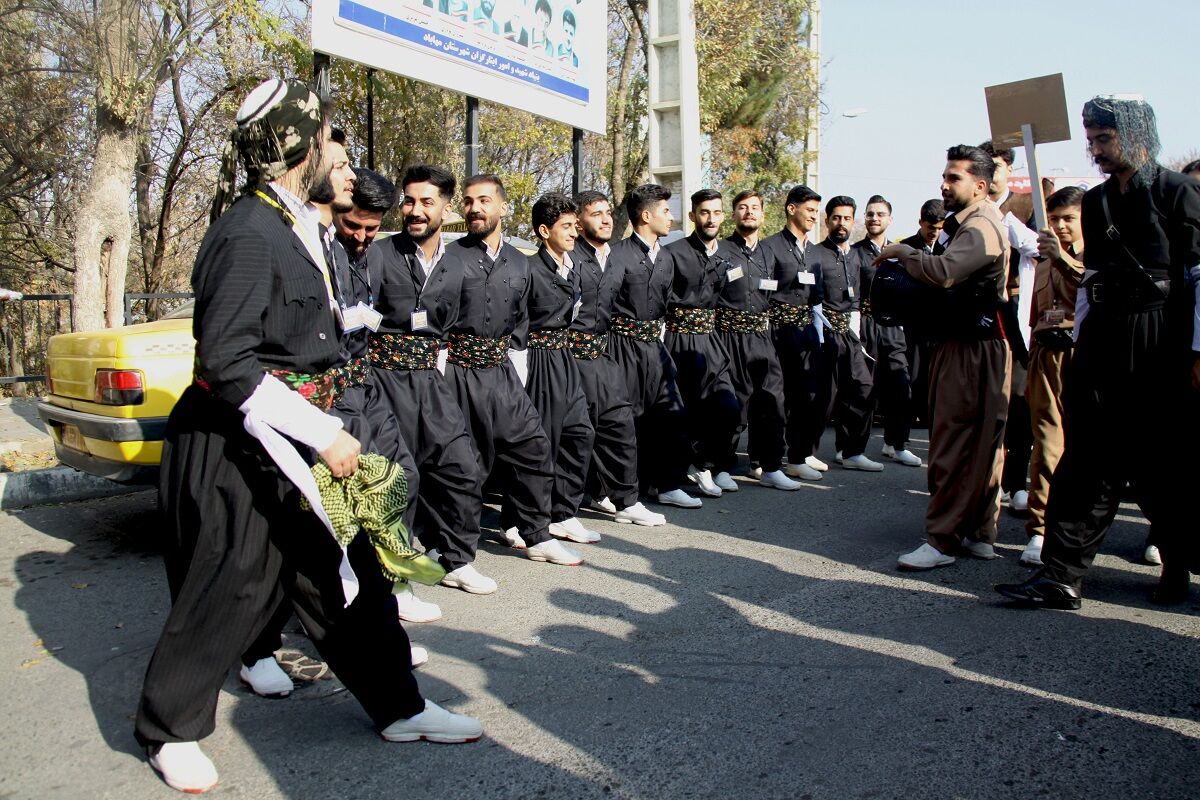 فیلم | آغاز سومین جشنواره منطقهای ههلپهرکهی کردی در مهاباد