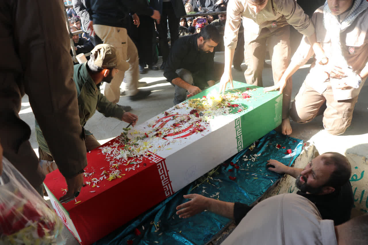 پیکر مطهر یک شهید گمنام در کرج خاکسپاری شد