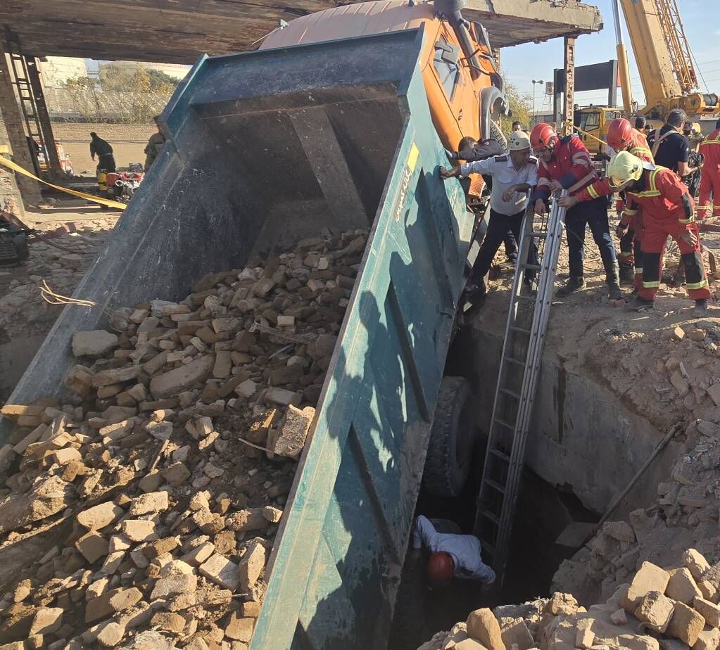 سقوط مرگبار یک کامیون در درون آب انبار در تهران+ فیلم