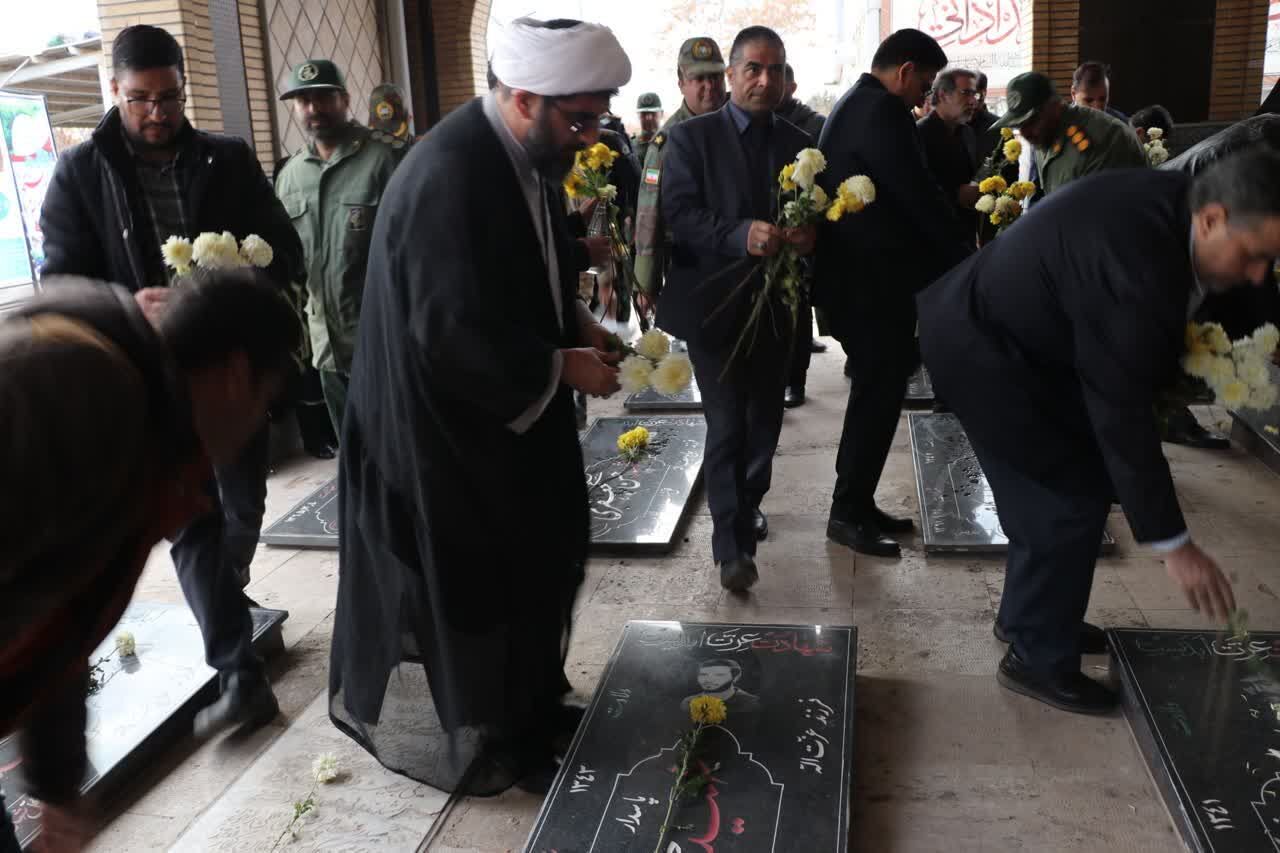 گلزار شهدای زنجان عطرافشانی شد