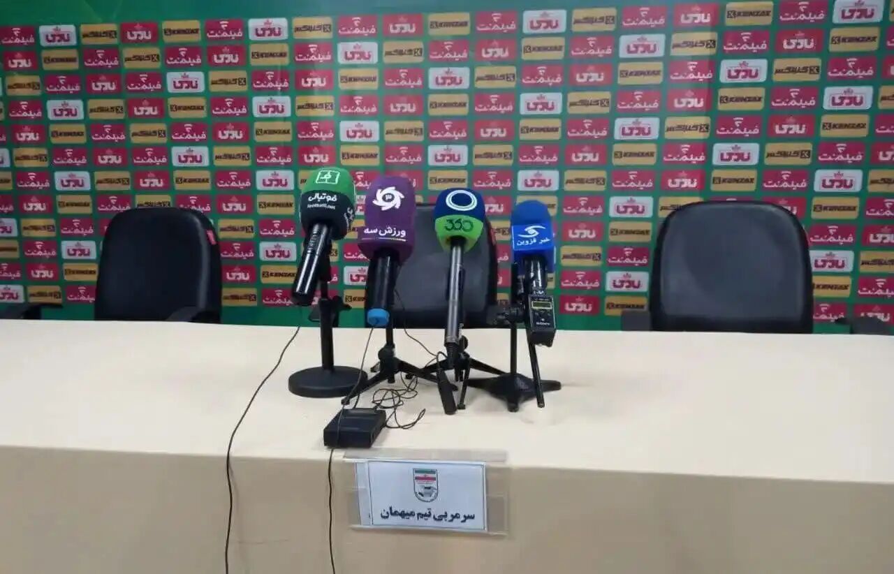 سرمربی تیم فوتبال پرسپولیس در نشست خبری حاضر نشد