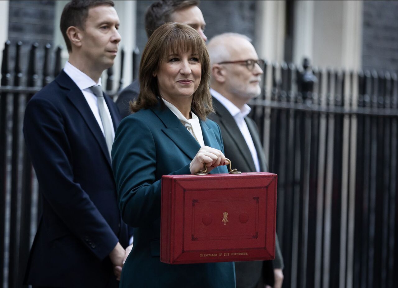 تیغ مالیات تاریخی بر اقتصاد نیمه‌جان انگلیس