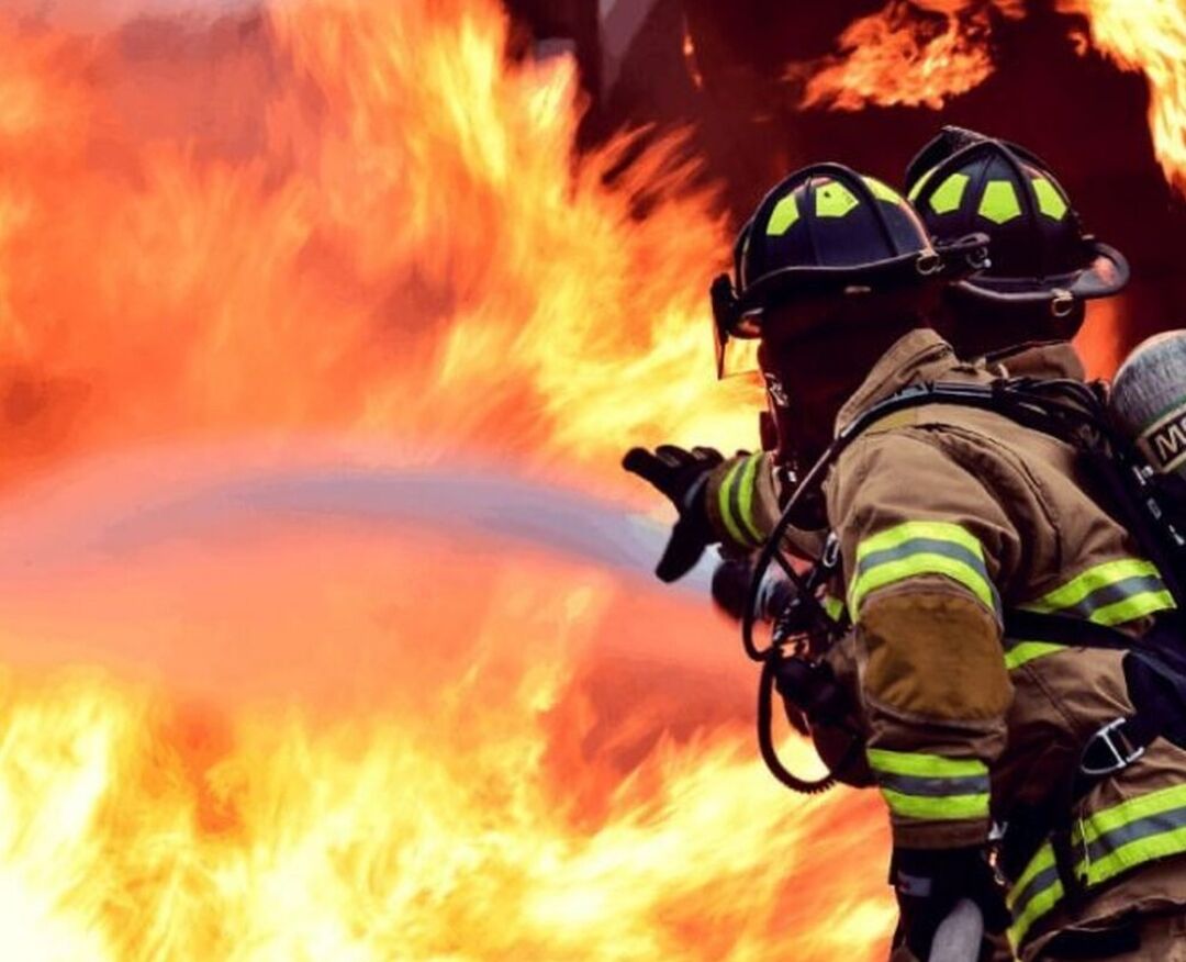 آتش سوزی ساختمان متروکه در همدان/ اقدامات برای مهار آتش در حال انجام است