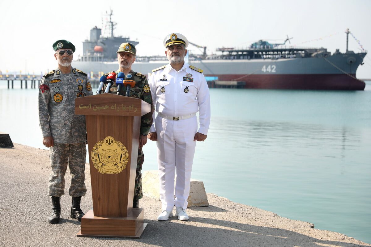 فرمانده کل ارتش: آماده هرگونه پاسخ قاطع در هر نقطه‌ای هستیم