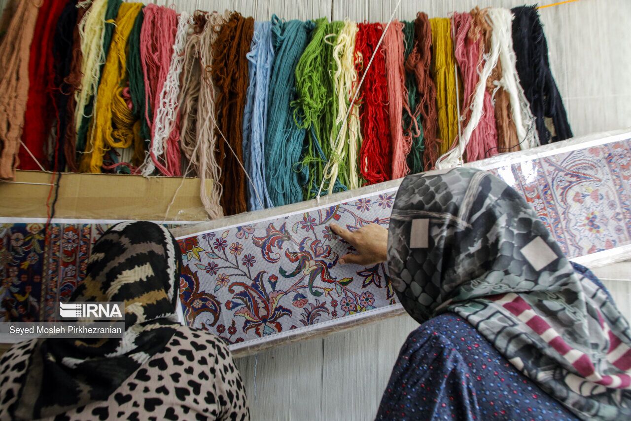 ۷۲ هزار هنرمند، ۲۵۰ هزار متر نقش؛ قلب فرش ایران در آذربایجان‌غربی می‌تند