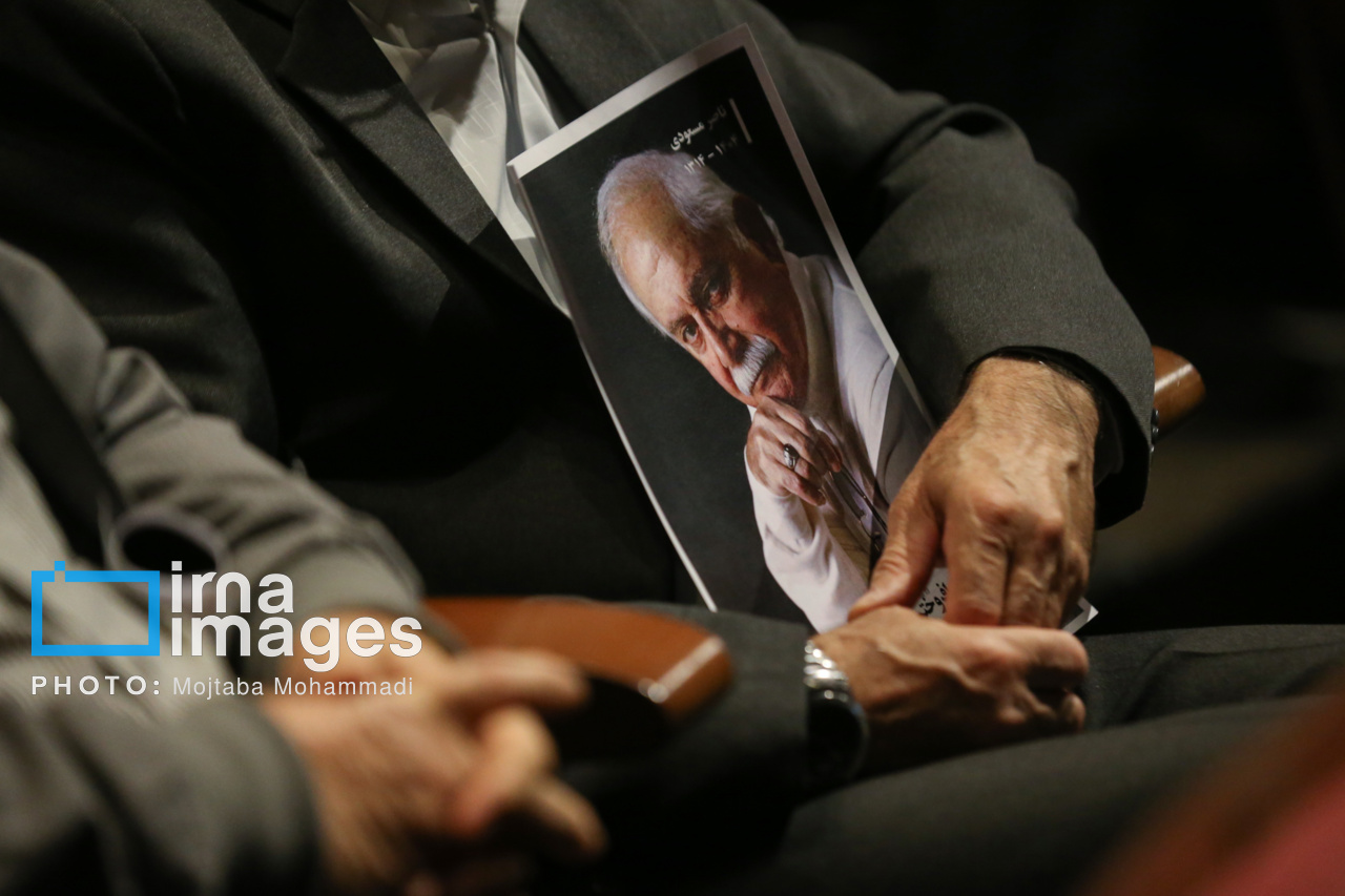 طنین «الاتیتی» در سالن خاطرهها؛ از انوشیروان روحانی تا شمس لنگرودی برای مسعودی |فیلم