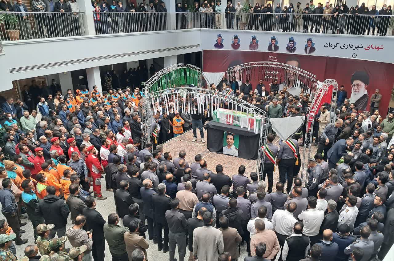 آتش‌نشان قهرمان، با همراهی قلب‌های شعله‌ور از عشق مردم کرمان تشییع شد