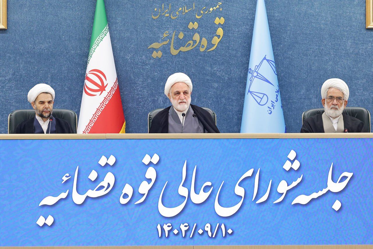 رئیس قوه قضاییه: کارگزاران و مردم باید ملتزم به قانون اساسی باشیم