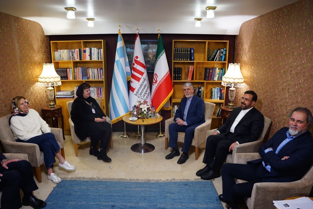 وزير الثقافة الإيراني يلتقي الوفود الأجنبية المشاركة في مهرجان فجر السينمائي الدولي وزير الثقافة الإيراني يلتقي الوفود الأجنبية المشاركة في مهرجان فجر السينمائي الدولي