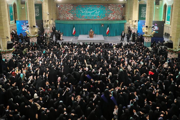 رهبر معظم انقلاب: زن، کارگزار خانه نیست، مدیر است